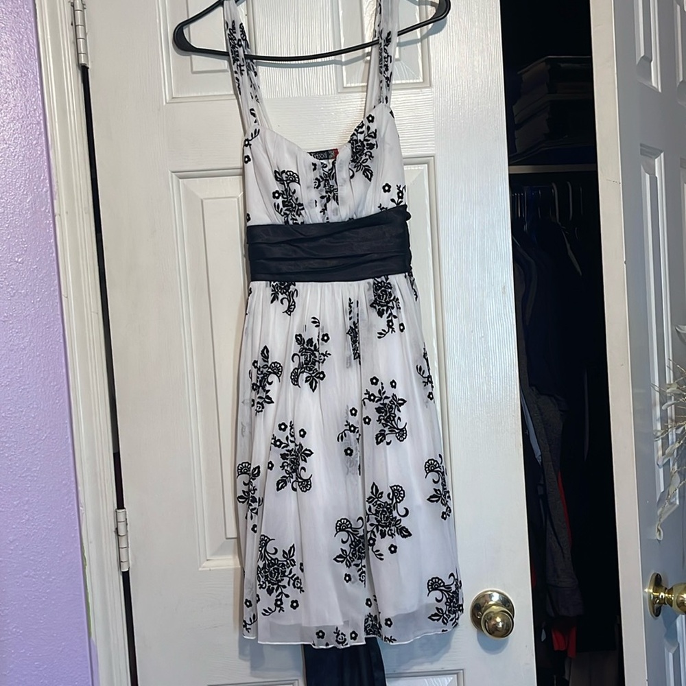 Elegant White Mini Dress by Trixxi - Size M